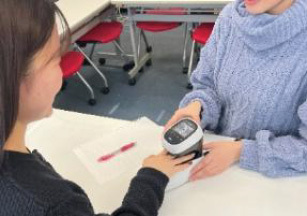 針を刺ささない簡易検査で、貧血状態を測定